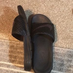Black Nike slides men’s size 11